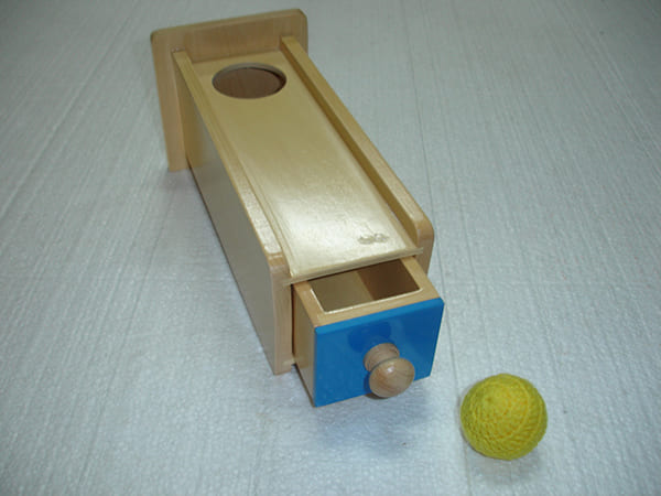 Trò chơi thả bóng vào hộp có lỗ và ngăn kéo