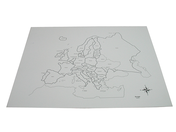 Bản đồ châu Âu không màu, một trải nghiệm khác hoàn toàn với bản đồ thông thường. Thay vì gắn kết mỗi quốc gia với một màu, những đường nét tăng độ chính xác và khám phá sâu hơn về các vùng lãnh thổ và giới hạn địa lý. Bức hình đính kèm sẽ đưa bạn đến với một chuyến phiêu lưu thú vị và tràn đầy kiến thức về châu lục xinh đẹp này.